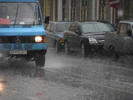 Rupere de nori la Oradea: Străzi inundate şi 4 maşini distruse, după ce un acoperiş s-a prăbuşit (FOTO / VIDEO)